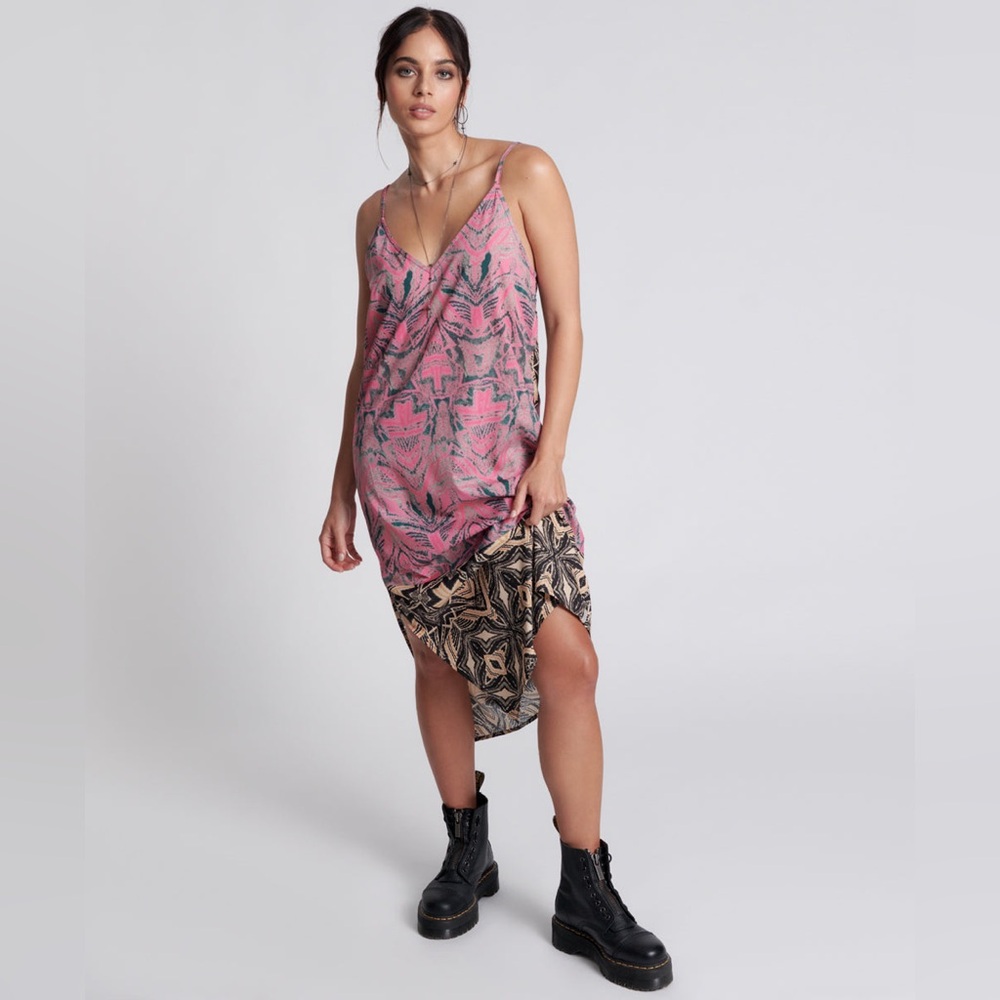 ONETEASPOON
Kaleidoscope Printed Midi Dress